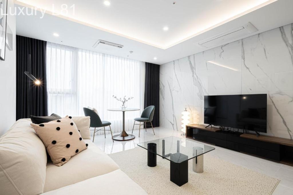 Angia Luxury Apartment Inside Landmark 81 Tower Хошимин Экстерьер фото